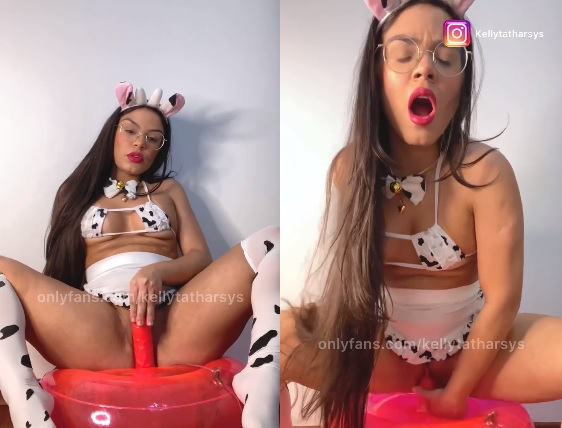 Kellyta Tharsys sentando no consolo Kellyta Tharsys sentando no consolo